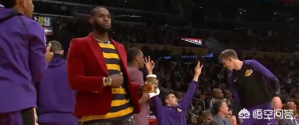 吉他与时尚:这些明星的吉他造型,你敢模仿吗? 吉他与时尚:这些明星的吉他造型,你敢模仿吗?