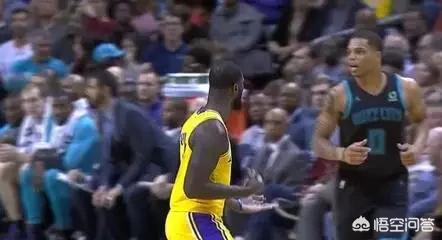 吉他与时尚:这些明星的吉他造型,你敢模仿吗? 吉他与时尚:这些明星的吉他造型,你敢模仿吗?